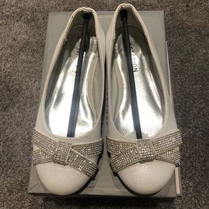 Kenneth Cole Reaction girls shoes SZ 13-white